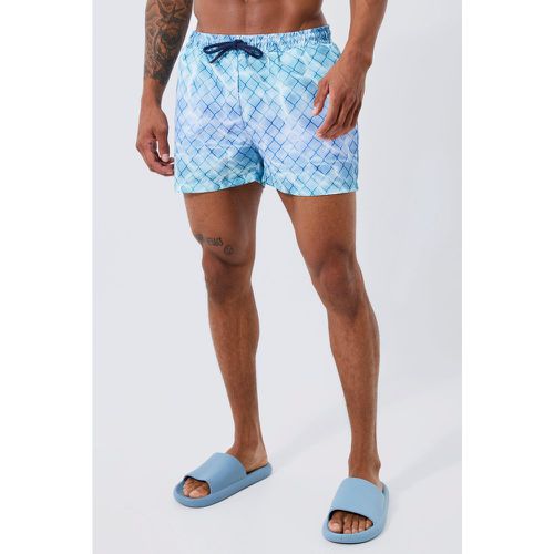 Short de bain court imprimé réfléchissant - XL - Boohooman - Modalova