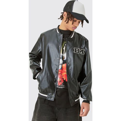 Pu Badge Varsity Jacket In Black - Boohooman - Modalova