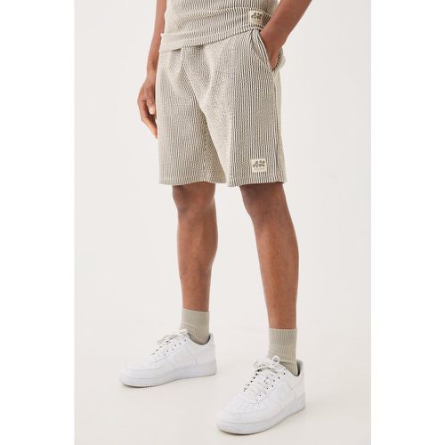 Relaxed Mid Length Textured Short With Woven Tab homme - Boohooman - Modalova