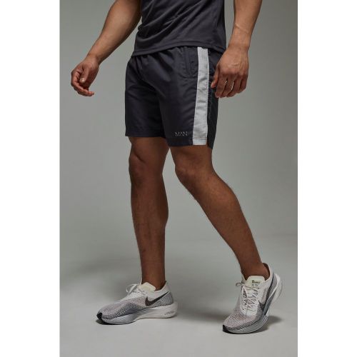 Short de sport léger perforé - MAN Active - S - Boohooman - Modalova