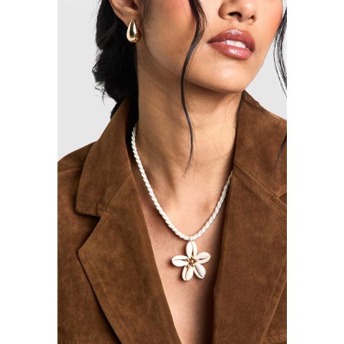 Collier En Corde À Pendentif Fleur En Coquillages - One Size - boohoo - Modalova