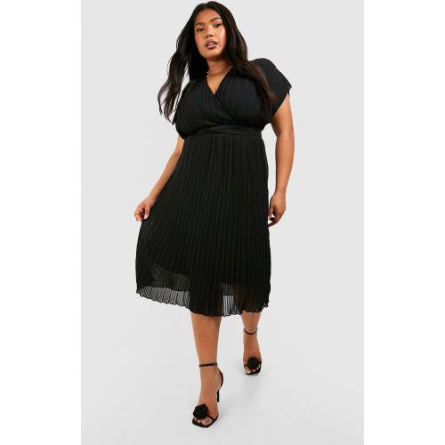 Grande Taille - Robe Plissée Mi-Longue Cache-Cœur - 50 - boohoo - Modalova