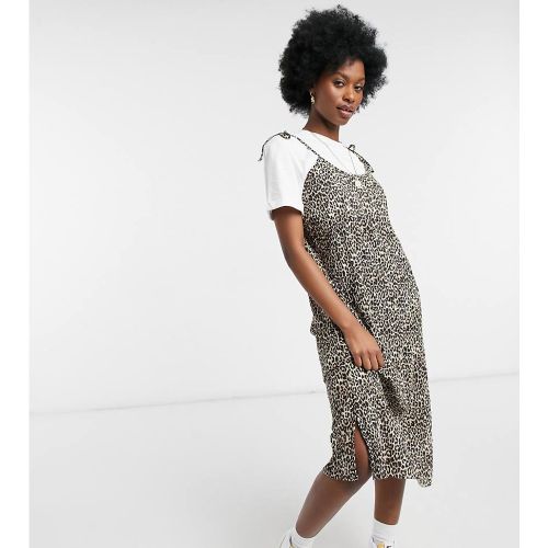 Robe mi-longue 2 en 1 plissée à imprimé léopard et bretelles nouées avec t-shirt - Native Youth - Modalova