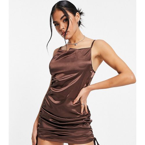 Robe courte effet satiné froncée sur le côté avec col bénitier - Chocolat - Rebellious Fashion - Modalova