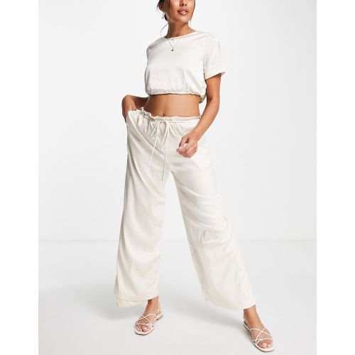 Ensemble 2 pièces avec pantalon large et crop top effet satiné - Crème - Skylar Rose - Modalova
