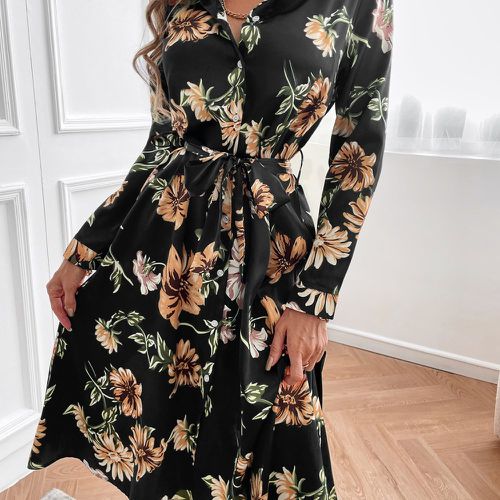 Robe chemise en satin à imprimé floral ceinturé - SHEIN - Modalova