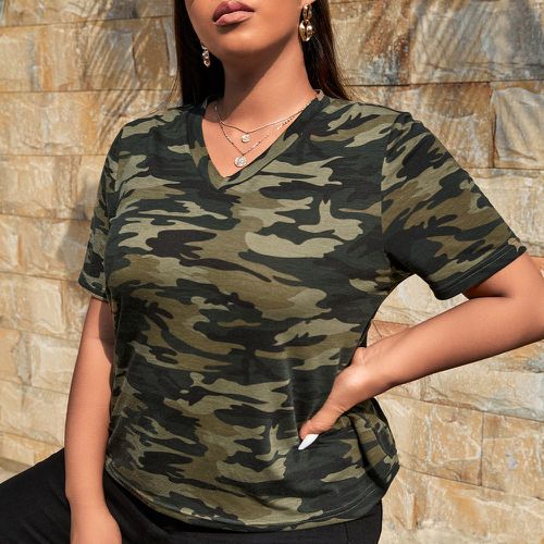 T-shirt à imprimé camouflage col en V - SHEIN - Modalova