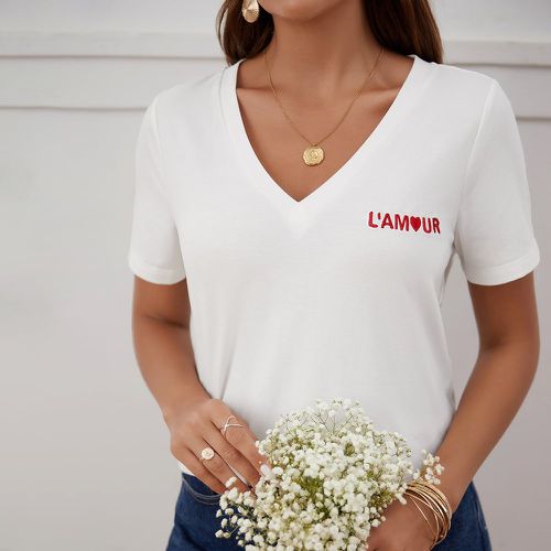 T-shirt à broderie cœur et lettre à encolure V - SHEIN - Modalova