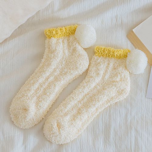 Chaussettes duveteuses à pompons - SHEIN - Modalova