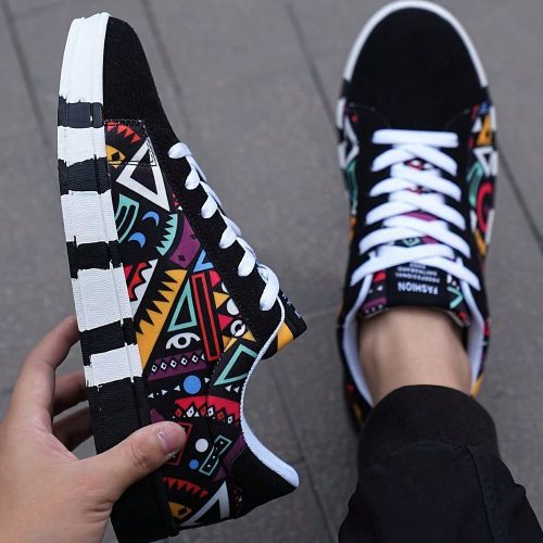 Chaussures de skate à lacets avec imprimé patchwork géométrique graffiti aléatoire personnalisés. Semelle en caoutchouc polyvalente et confortab - SHEIN - Modalova