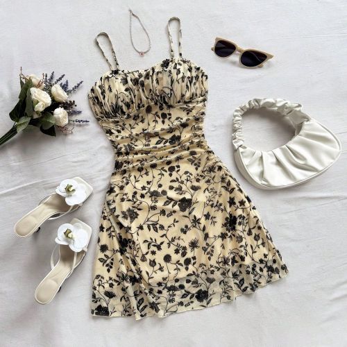 Robe mini à fines bretelles et coupe évasée, motif floral rose romantique. Convient pour les fêtes, les rendez-vous, la Saint-Valentin, Pâques, l - SHEIN - Modalova