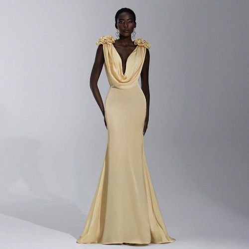 Robe élégante à épaules sculptées, drapée au cou, froissée dans le dos, queue de poisson, en satin crème clair avec motif floral, convient pou - SHEIN - Modalova