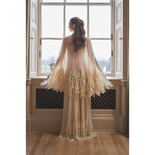 Robe de Mariée Maxi à Cape avec Garniture de Plumes Ornée Écru | Taille 44 - Coast - Modalova