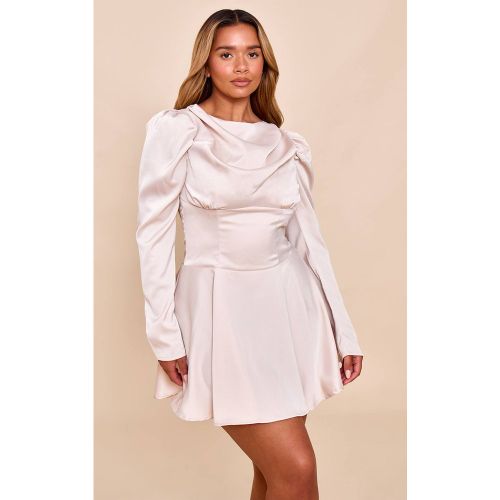 Cream Robe Mini Patineuse Cintrée À Encolure Bateau En Satin Shape | Taille 42 - PrettyLittleThing - Modalova