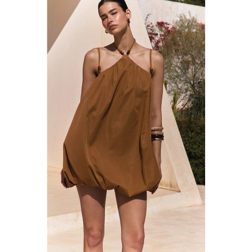 Dark Ochre Robe Bouffante À Col Licou Avec Détails Perlés | Taille 36 - PrettyLittleThing - Modalova