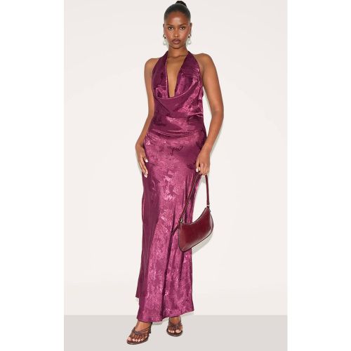 Wine Robe Maxi En Satin À Col Bénitier Extrême | Taille 32 - PrettyLittleThing - Modalova