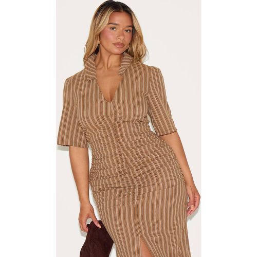 Brown Robe Maxi Shape À Rayures Avec Fronces Devant Col Et Fente Frontale | Taille 36 - PrettyLittleThing - Modalova