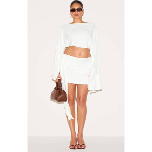 Cream Jupe Mini En Tissu Fluide Avec Nœud Sur Le Côté Grande Taille | Taille 46 - PrettyLittleThing - Modalova