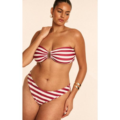 Burgundy Bas De Bikini Tanga À Rayures Grande Taille | Taille 56 - PrettyLittleThing - Modalova