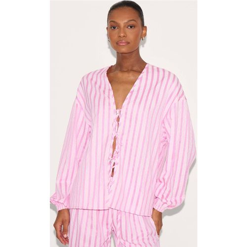 Pink Chemise Texturée À Rayures Avec Nœud Devant | Taille 42 - PrettyLittleThing - Modalova
