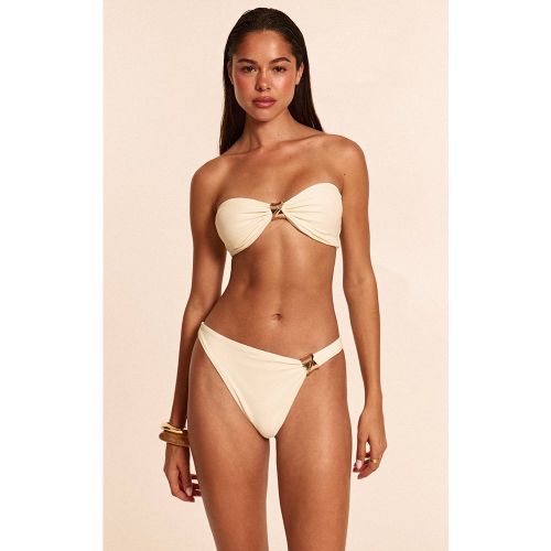 Cream Bas De Bikini Tanga À Bordure De Perles | Taille 36 - PrettyLittleThing - Modalova