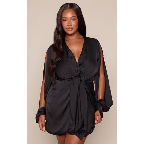 Black Robe Courte Portefeuille Grande Taille En Satin Avec Détail Torsadé Devant Et Manches Ouvertes | Taille 46 - PrettyLittleThing - Modalova