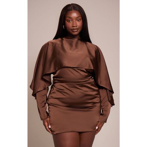 Dark Chocolate Robe Moulante Grande Taille Avec Cape Superposée En Satin | Taille 44 - PrettyLittleThing - Modalova