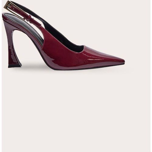 Burgundy Escarpins Hauts En Synthétique Avec Boucle Dorée | Taille 36 - PrettyLittleThing - Modalova