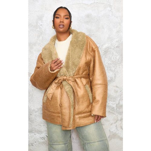Veste Grande Taille Ceinturée À Col Imitation Peau Lainée Délavée | Taille 3XL - PrettyLittleThing - Modalova