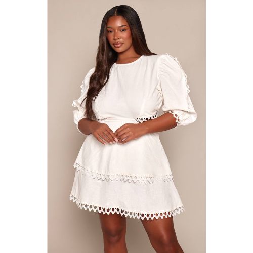 White Robe Droite Grande Taille Dos Nu Avec Broderie Anglaise | Taille 44 - PrettyLittleThing - Modalova