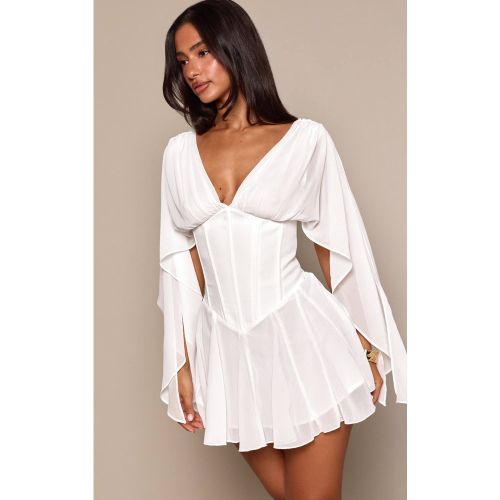 White Robe Mini Petite Taille À Taille Corset En Mousseline Avec Manches Drapées Et Jupe Godet | Taille 32 - PrettyLittleThing - Modalova
