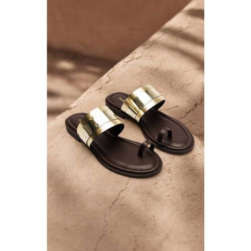Gold Sandales Mules Plates À Bande Structurée | Taille 38 - PrettyLittleThing - Modalova