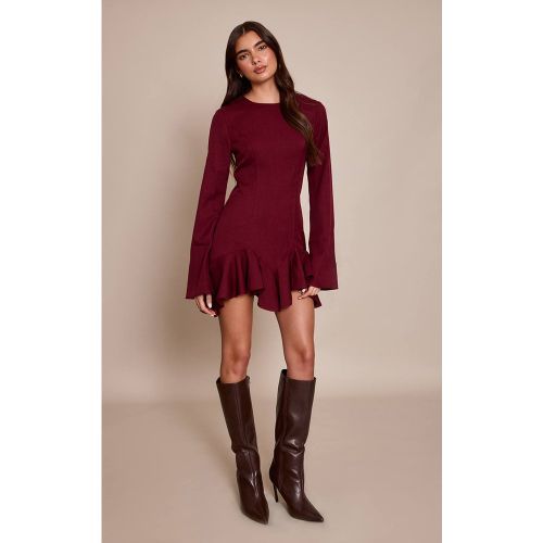 Wine Robe Droite Ajustée À Col Bateau Et Volants | Taille 42 - PrettyLittleThing - Modalova