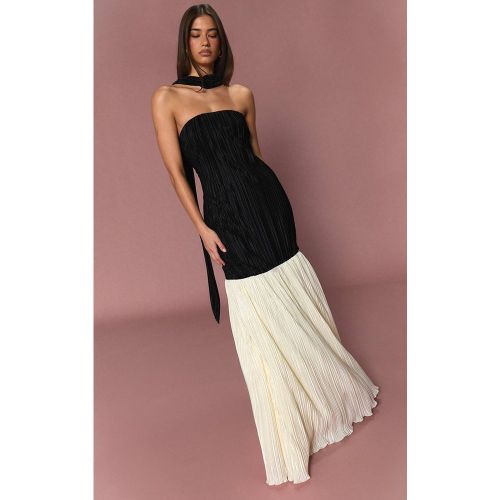 Monochrome Robe Longue En Satin Plissé Avec Détail Au Col / | Taille 42 - PrettyLittleThing - Modalova
