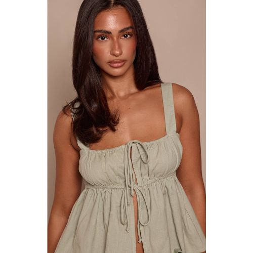 Sage Green Haut Cami Petite En Lin À Volants Avec Lien Ouvert Sur Le Devant Co-ord | Taille 32 - PrettyLittleThing - Modalova