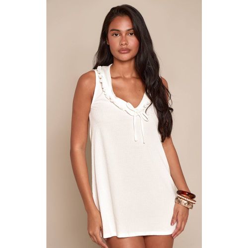 White Robe Courte Droite Texturée Avec Nœud Et Volant | Taille 42 - PrettyLittleThing - Modalova
