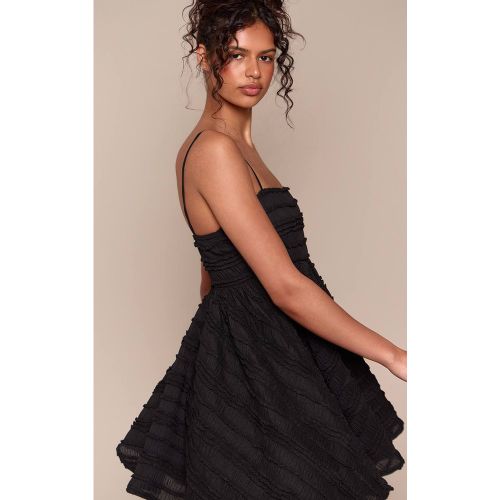 Black Robe Droite Texturée À Bretelles Avec Détail De Liens | Taille 32 - PrettyLittleThing - Modalova