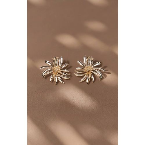 Gold Boucles D'oreilles Florales Sculptées À Finition Lisse - PrettyLittleThing - Modalova