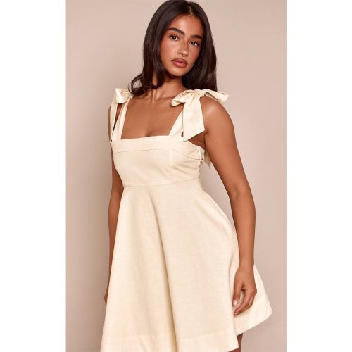 Natural Robe Courte Fluide En Lin Petite Avec Bretelles Nouées Et Taille Pliée | Taille 42 - PrettyLittleThing - Modalova