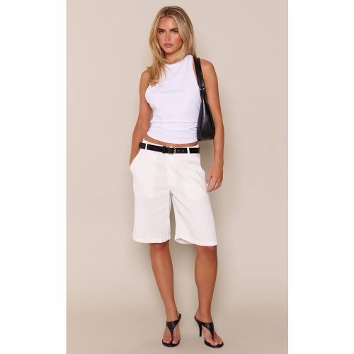 White Bermuda Long Taille Petite Avec Détail De Couture Et Coupe Ajustée | Taille 42 - PrettyLittleThing - Modalova