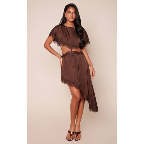 Robe Mi-longue Asymétrique À Manches Courtes En Satin Avec Contraste De Dentelle | Taille 42 - PrettyLittleThing - Modalova