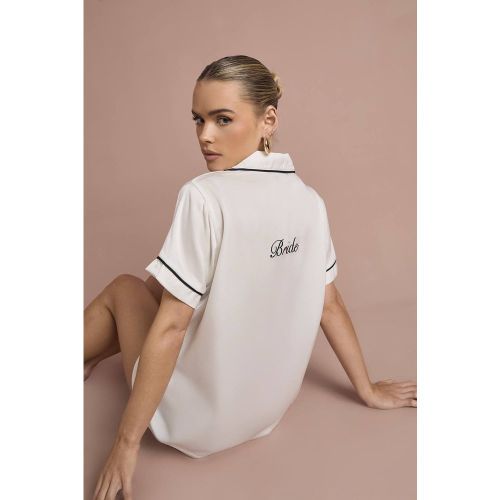 Ensemble Pyjama de Mariée 'Bride' en Satin Brodé avec Chemise à Manches Courtes et Short | Taille 48 - boohoo - Modalova