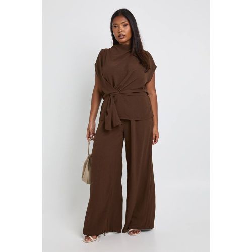 Ensemble coordonné Plus : blouse drapée tissée et pantalon | Taille 48 - boohoo - Modalova