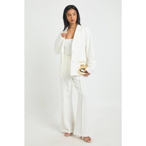 Pantalon Tailleur Petite À Jambe Évasée Essentiel | Taille 16/28L - boohoo - Modalova