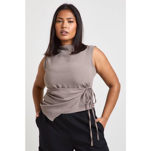 Haut Grande Taille à Col Bénitier avec Nœud Devant et Ourlet Asymétrique | Taille 48 - boohoo - Modalova