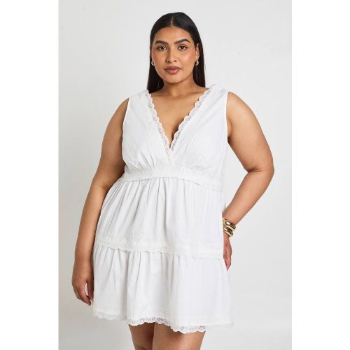 Robe Smockée À Volants Avec Inserts En Dentelle Grande Taille | Taille 44 - boohoo - Modalova