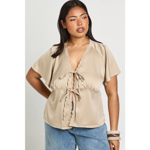 Haut Grande Taille En Satin À Manches Courtes Avec Bordure En Dentelle Et Liens À Nouer Devant | Taille 48 - boohoo - Modalova