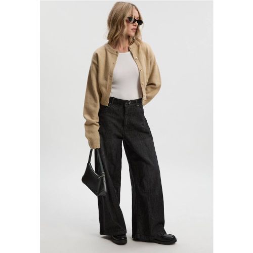Jean Basique Petite Super Jambe Évasée | Taille 16/28L - boohoo - Modalova
