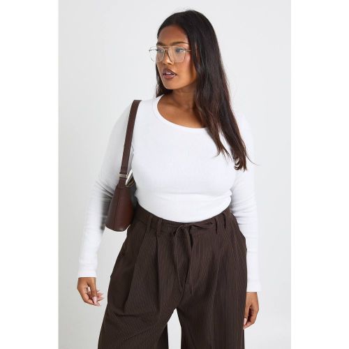 Plus Basic haut ajusté à manches longues en maille côtelée, à encolure échancrée et coupe longiligne | Taille 48 - boohoo - Modalova