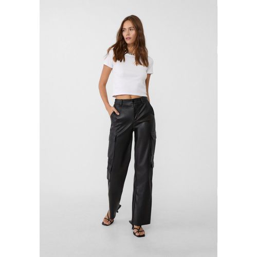 Pantalon cargo similicuir 32 - Stradivarius - Modalova